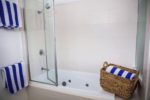 Combined shower/tub, jetted tub, free toiletries, hair dryer