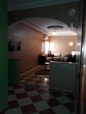 Refrigerador con congelador, horno y parrilla de estufa