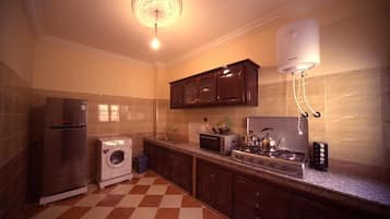 Apartemen | Dapur pribadi | Lemari es besar, oven, kompor, dan peralatan masak/sendok-piring