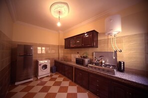 Apartamento | Cozinha privada | Geladeira grande, fogão, cooktop, talheres/pratos/utensílios de cozinha