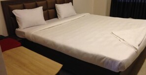 Habitación Deluxe | Ropa de cama de alta calidad y mobiliario individual