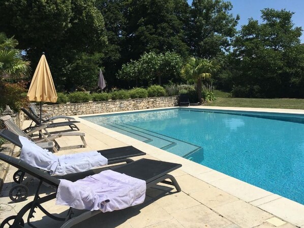 حمّام سباحة خارجي، حمّام سباحة مُدفَّأ