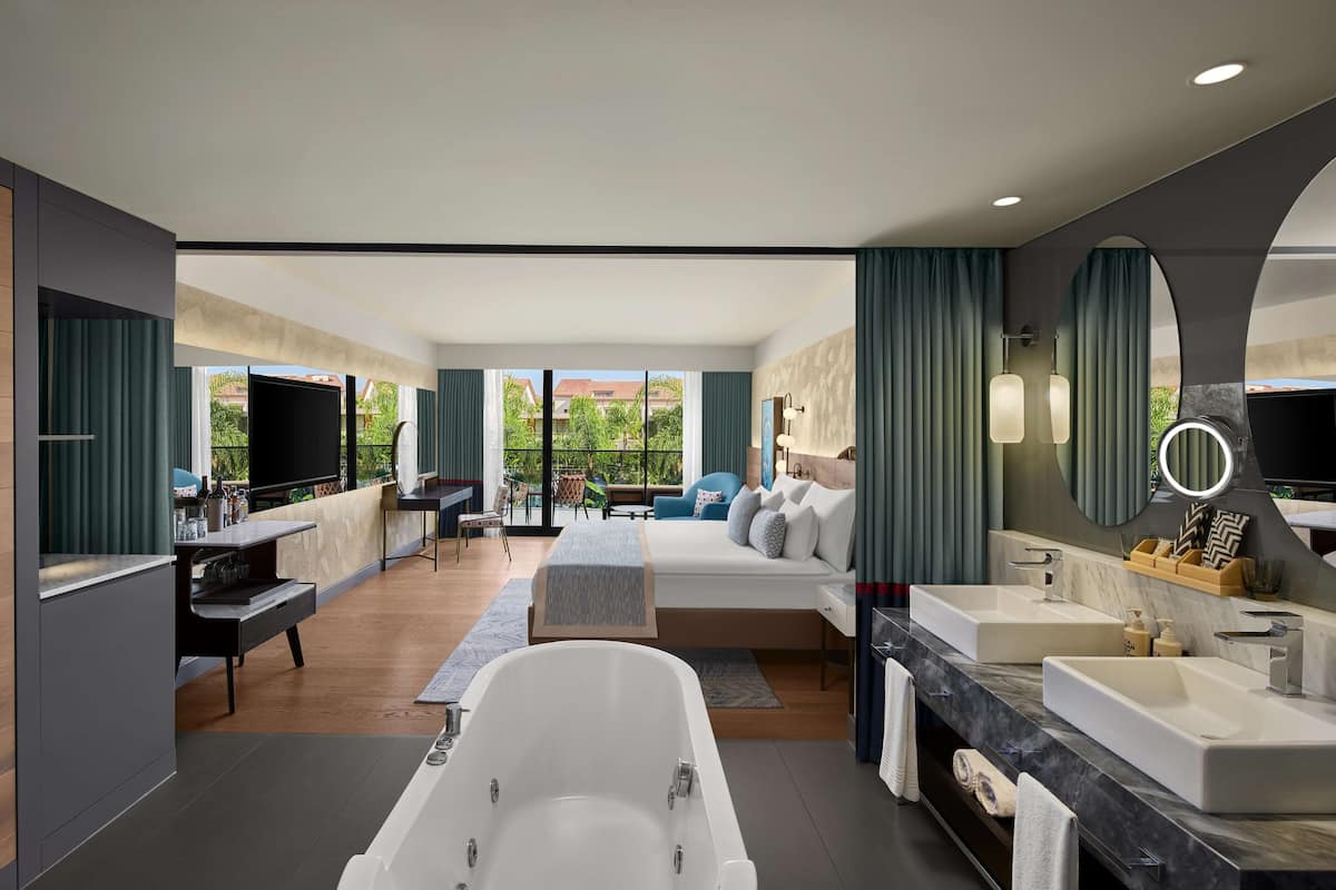 Habitación doble superior, vista a la alberca | 1 habitación y artículos del minibar gratis