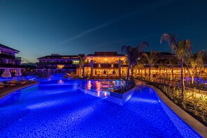 Indoor pool, seasonal outdoor pool, pool umbrellas, sun loungers - Akra Fethiye The Residence Tui Blue Sensatori – Adults Only– All Inclusive  (Fethiye)