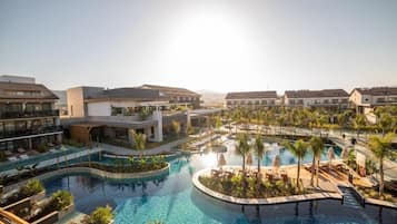 Piscina interna, piscina externa sazonal, guarda-sóis, espreguiçadeiras