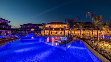 Piscina interna, piscina externa sazonal, guarda-sóis, espreguiçadeiras