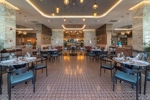 3 restaurants, breakfast, lunch, dinner served; international cuisine