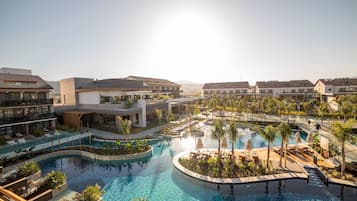 Piscina interna, piscina externa sazonal, guarda-sóis, espreguiçadeiras