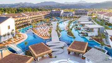 Una piscina techada, una piscina al aire libre de temporada, sombrillas