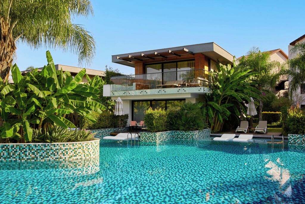 Suite (Lake House Swim-Up) | Free minibar, in-room safe, desk, laptop workspace