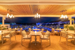 3 restaurants, breakfast, lunch, dinner served; international cuisine