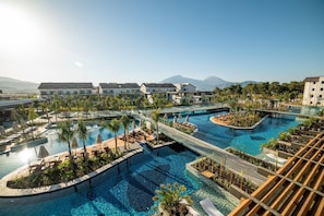 Una piscina cubierta, una piscina al aire libre de temporada, sombrillas