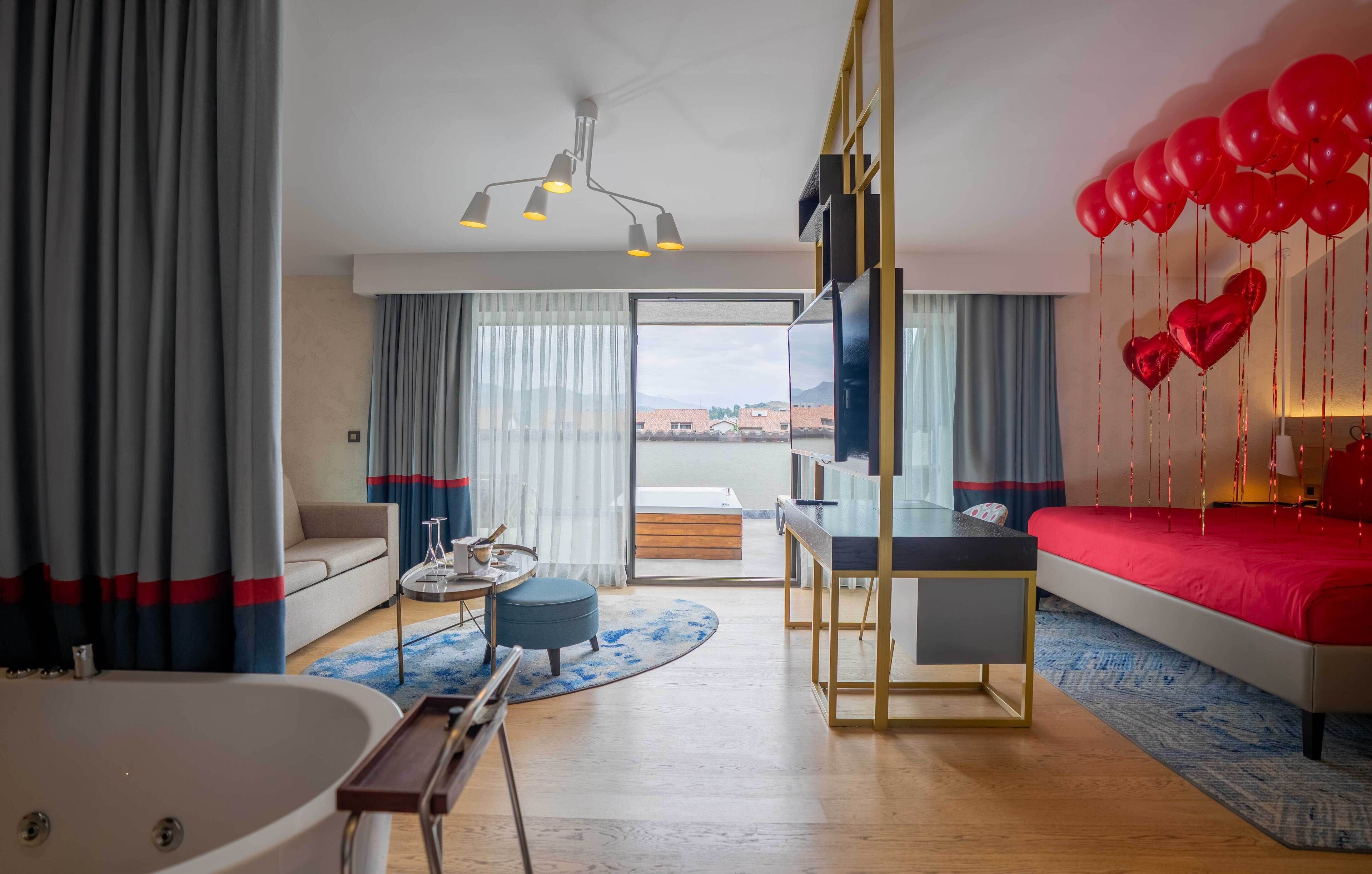 Honeymoon Suite | Free minibar, in-room safe, desk, laptop workspace