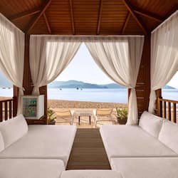 Plage, chaises longues, parasols, serviettes de plage
