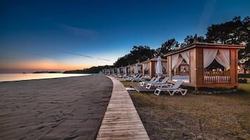 Di pantai, kerusi lepak pantai, payung, tuala pantai