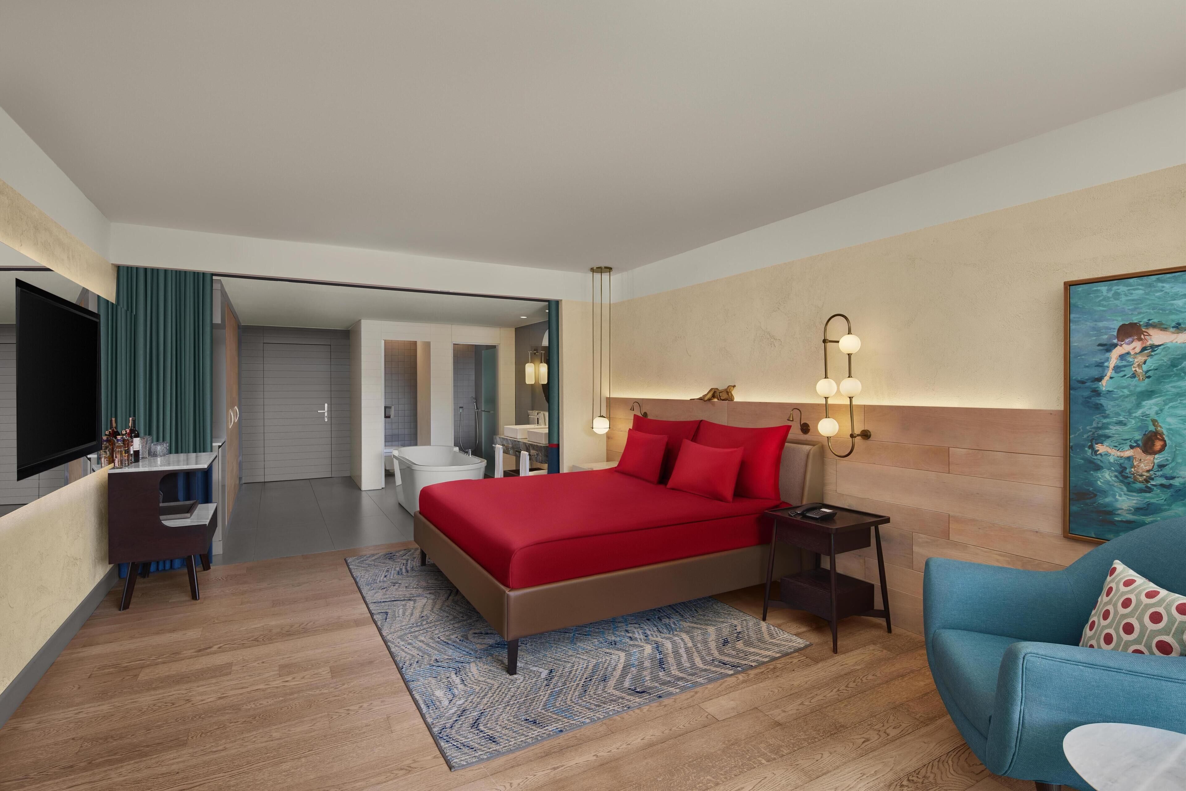 Honeymoon Room | Free minibar, in-room safe, desk, laptop workspace