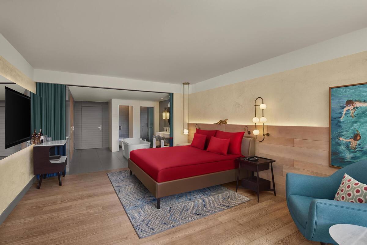 Honeymoon Room | Free minibar, in-room safe, desk, laptop workspace