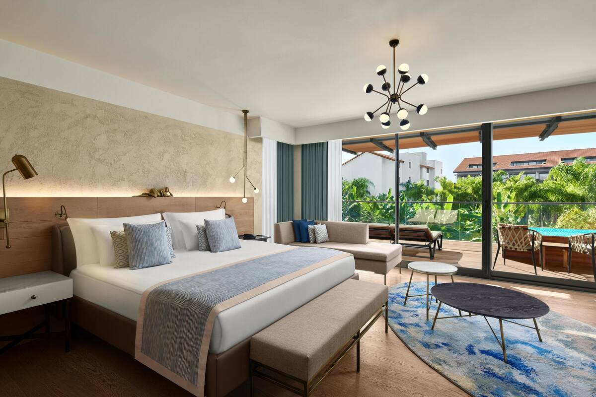 Lake House Suite, Jetted Tub | Free minibar, in-room safe, desk, laptop workspace