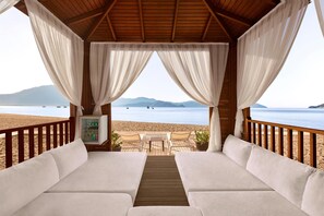 En la playa, camastros, sombrillas y toallas de playa 