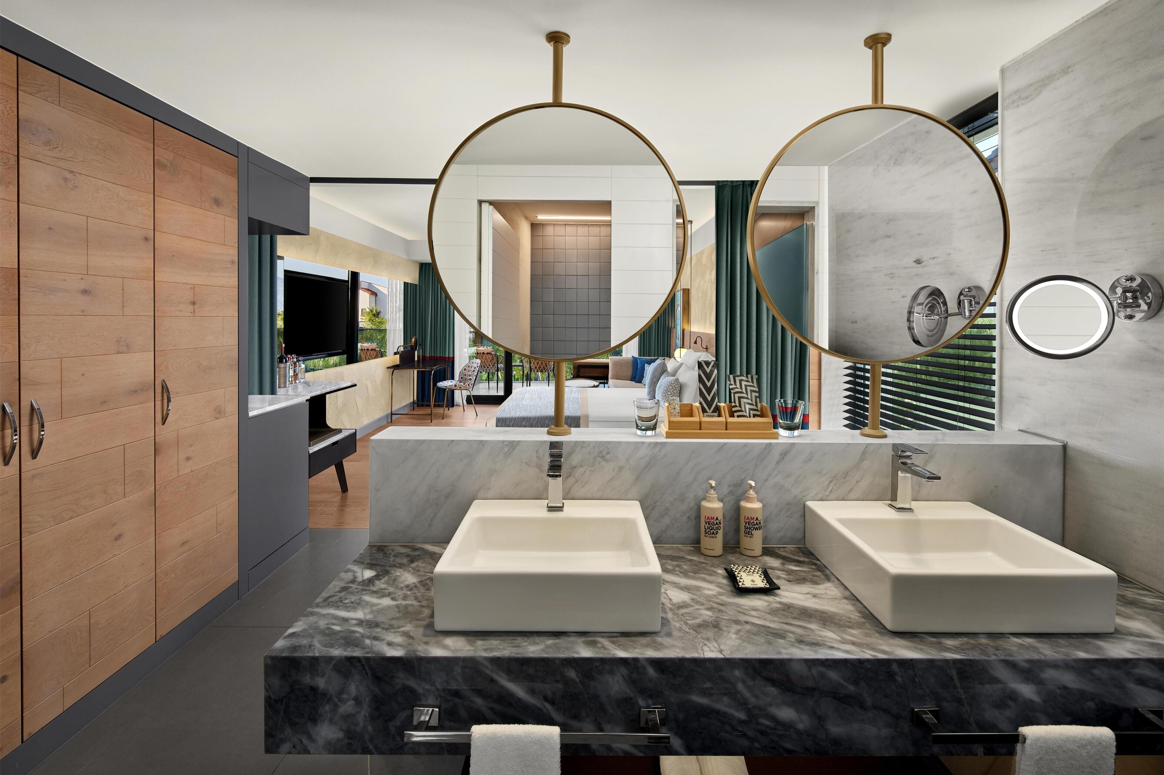 Junior Suite | Free minibar, in-room safe, desk, laptop workspace