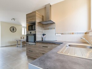 Kylskåp, mikrovågsugn och diskmaskin