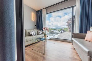 Habitación de lujo doble, 1 cama de matrimonio grande con sofá cama, balcón, vistas a la montaña | Escritorio, cunas gratuitas, wifi gratis y ropa de cama