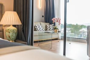 Schreibtisch, kostenlose Babybetten, kostenloses WLAN, Bettwäsche