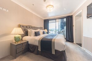 Habitación de lujo con 1 cama doble o 2 individuales, 1 cama de matrimonio grande | Escritorio, cunas gratuitas, wifi gratis y ropa de cama