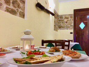Free local cuisine breakfast