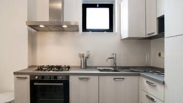 Căn hộ, 1 phòng ngủ (Grigio) | Bếp nhỏ riêng | Tủ lạnh, lò nướng, bếp nấu, máy rửa bát