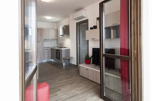 Apartamento, 1 quarto (Rosso) | Área de estar | TV de tela plana