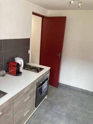 Fridge, microwave, oven, coffee/tea maker - Ground floor apartment with terrace (Dieppe)
