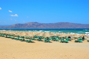Espreguiçadeiras, toalhas de praia