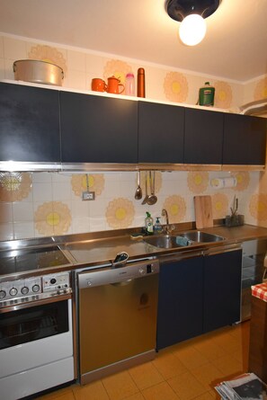 Réfrigérateur, lave-vaisselle, cafetière-théière