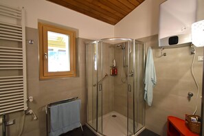 Shower, bidet, towels - EMERALD CENTRALE 022143-AT-615468 (Madonna di Campiglio)