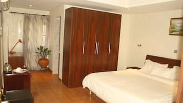 Deluxe Room | In-room safe