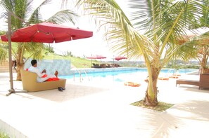 Bar au bord de la piscine