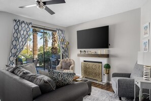 Smart TV, fireplace