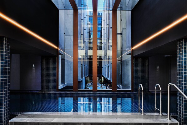 Una piscina techada, camas de piscina gratis