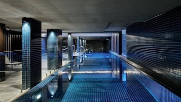 Una piscina techada, camas de piscina gratis