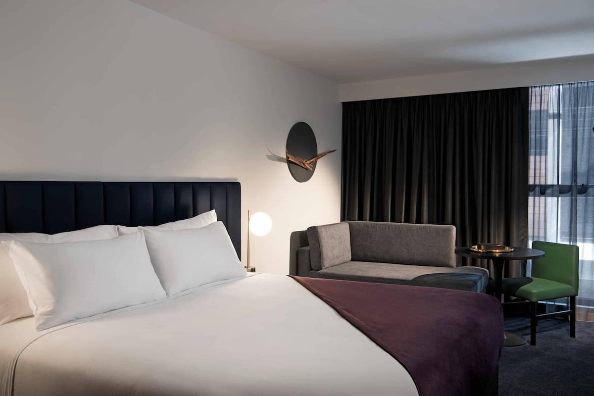 Room, 1 King Bed | Lounge