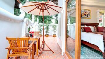Deluxe King Courtyard | Terrace/patio