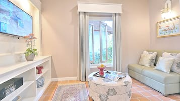 Premier Twin Courtyard Suite | Living area | 42-cm LED TV with satellite channels, TV, Netflix