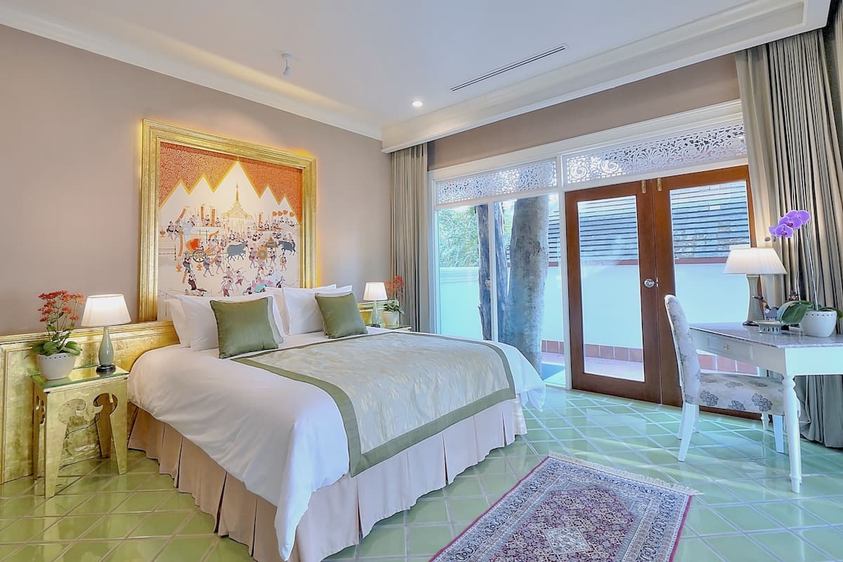 Premier King Courtyard Suite | 1 bedroom, minibar, in-room safe, desk