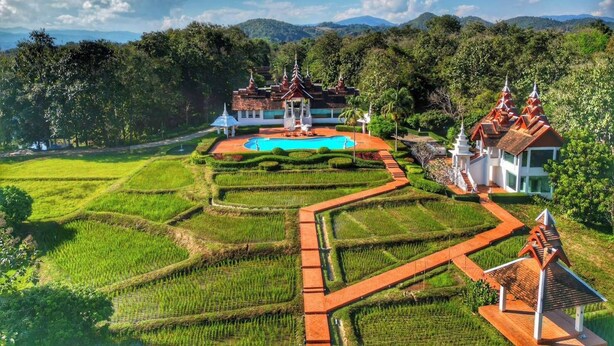 A terraced rice field with a swimming pool and traditional architecture. - MonPanaNont Wellness Resort & Spa (Mae Taeng)