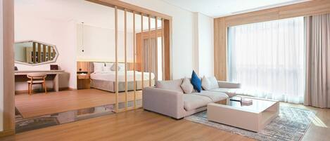 Royal Double Room | Living area | LED TV