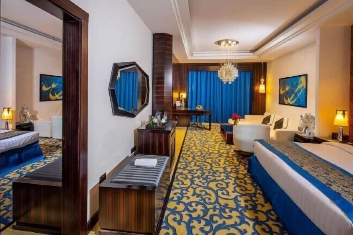 Minibar, Zimmersafe, Schreibtisch, Verdunkelungsvorhänge