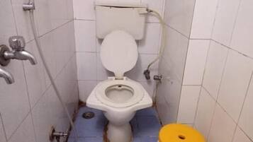 Standard Double Room | Bathroom | Shower, free toiletries, towels