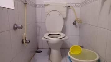 Standard Double Room | Bathroom | Shower, free toiletries, towels