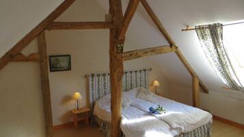 4 bedrooms, iron/ironing board, free WiFi, bed sheets